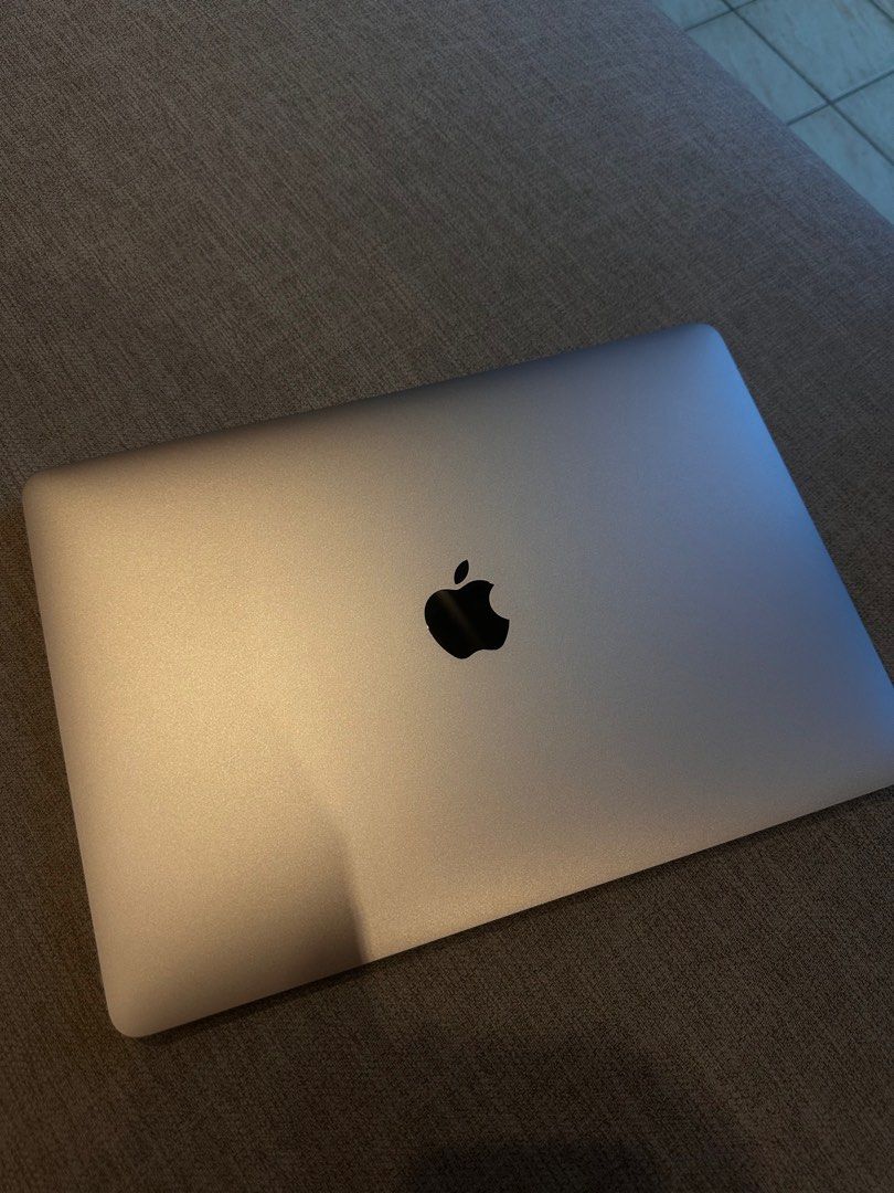 由 yiiiiiiiiron (刊登 ID 1379624828，圖片 1) 提交，位於 台北市 (Taipei) 的 macbook pro 13吋 2020 (類別：電腦)，說明：可議價！。