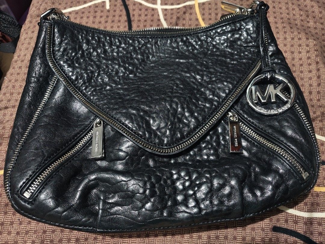 Michael Kors shoulder and sling bag (Category: Cross-body Bags) located in Valenzuela. Submitted by ryu12 (Listing ID 1379624775, Image 1). Description: Original Michael Kors envelope bag. Can be kili or sling bag. Good as new. no issues. Hardware is still shiny. Thank you!.