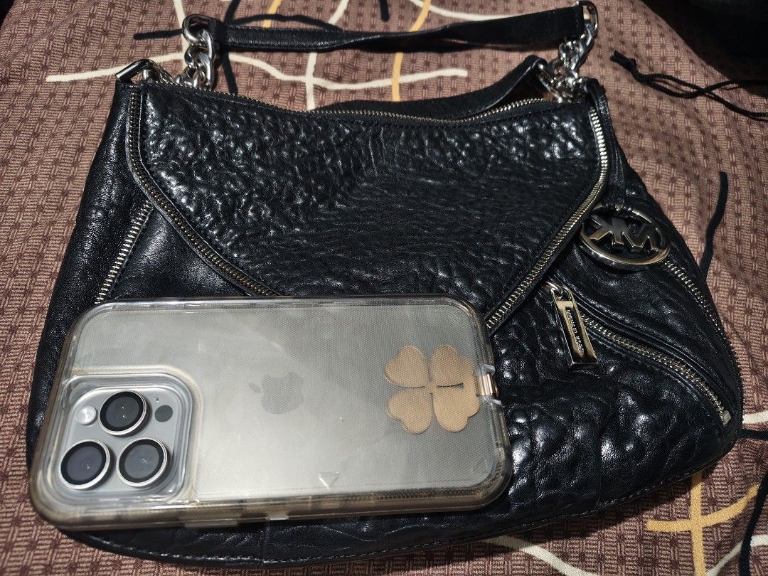Michael Kors shoulder and sling bag (Category: Cross-body Bags) located in Valenzuela. Submitted by ryu12 (Listing ID 1379624775, Image 2). Description: Original Michael Kors envelope bag. Can be kili or sling bag. Good as new. no issues. Hardware is still shiny. Thank you!.