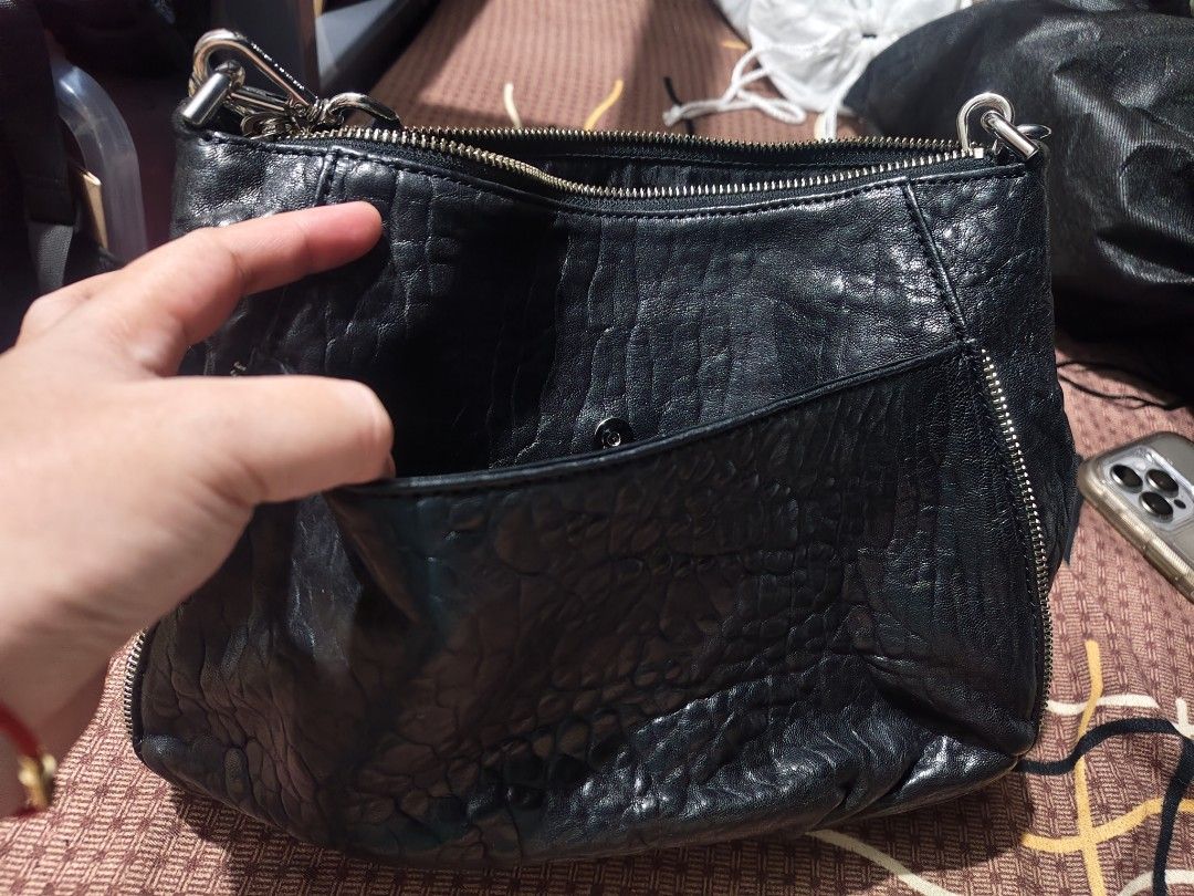 Michael Kors shoulder and sling bag (Category: Cross-body Bags) located in Valenzuela. Submitted by ryu12 (Listing ID 1379624775, Image 3). Description: Original Michael Kors envelope bag. Can be kili or sling bag. Good as new. no issues. Hardware is still shiny. Thank you!.