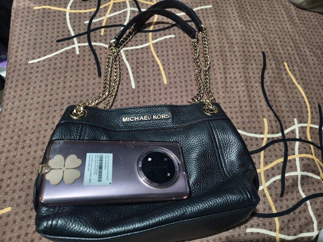 Michael Kors Shoulder bag (Category: Shoulder Bags) located in Valenzuela. Submitted by ryu12 (Listing ID 1379626660, Image 2). Description: Original Michael Kors shoulder bag only issue is some tarnishing on the magnetic lock no other problem the chain is still shiny and looks new. bag still in good condition pa..