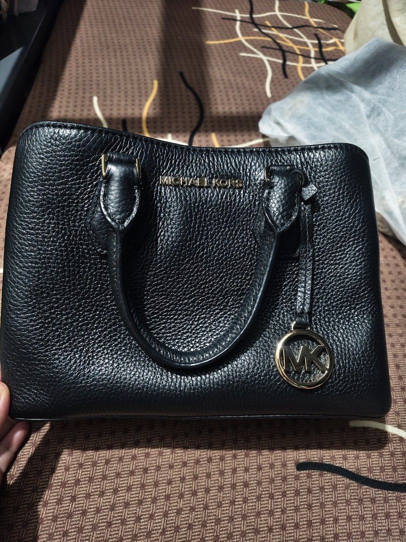 Michael Kors Sling and handbag (Category: Cross-body Bags) located in Valenzuela. Submitted by ryu12 (Listing ID 1379627742, Image 1). Description: Original Michael Kors hand and sling bag. in good condition. no issues. gagamitin nalang..