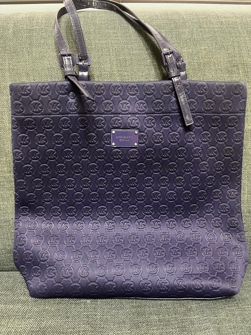Michael Kors Tot Bag (Category: Luxury Bags & Wallets) located in Manila. Submitted by gisellezam95046 (Listing ID 1379555813, Image 1). Description: Well used with signs of worn handle as shown in picture. Bag itself is still in good condition. .