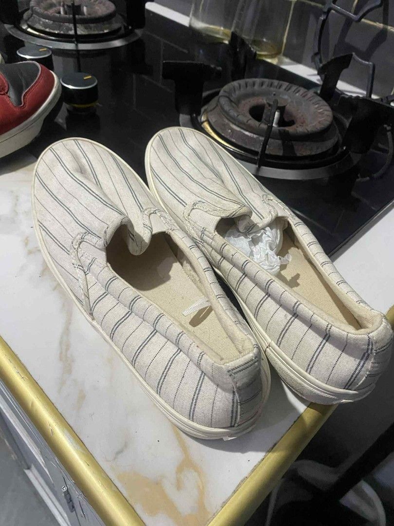 Old Navy Canvas Slip Ons (Category: Sneakers) located in Manila. Submitted by declutteringdani (Listing ID 1379662526, Image 2). Description: 399 - slightly negotiable - condition as seen in picture Size Womens US 6.5 Location: Llano, Caloocan MOD: Lalamove or any Same Day Delivery Courier RFS: pangcheckup ng rescued dog.