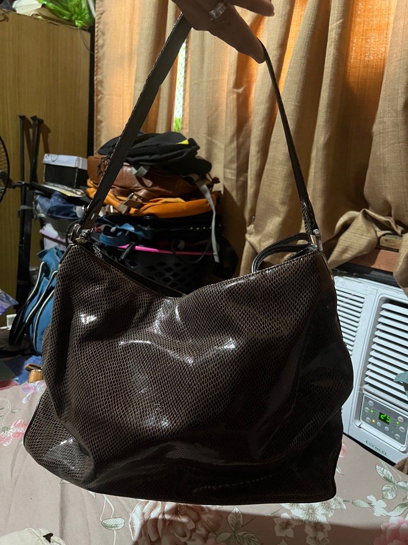 Piere Cardin authentic (Category: Luxury Bags & Wallets) located in Makati City. Submitted by sinner_or_saint101 (Listing ID 1379602193, Image 2). Description: 15x 11 x 6 Crocodile skin Like new Authentic piere cardin Hobo.