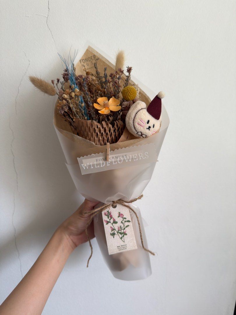 Preserved Flower Bouquet, dried flower bouquet, friendship bouquet, graduation bouquet , rustic bouquet , lavender bouquet , birthday bouquet, monthsary bouquet , good vibes flower , simple flower , flower for boy, ORD , POP , ns flower (Category: Flowers & Bouquets) located in Singapore. Submitted by fondermuse (Listing ID 1379703303, Image 1). Description: Let nature be your muse 🕊️ Natural color palette, bringing calmness and giving a peacefu