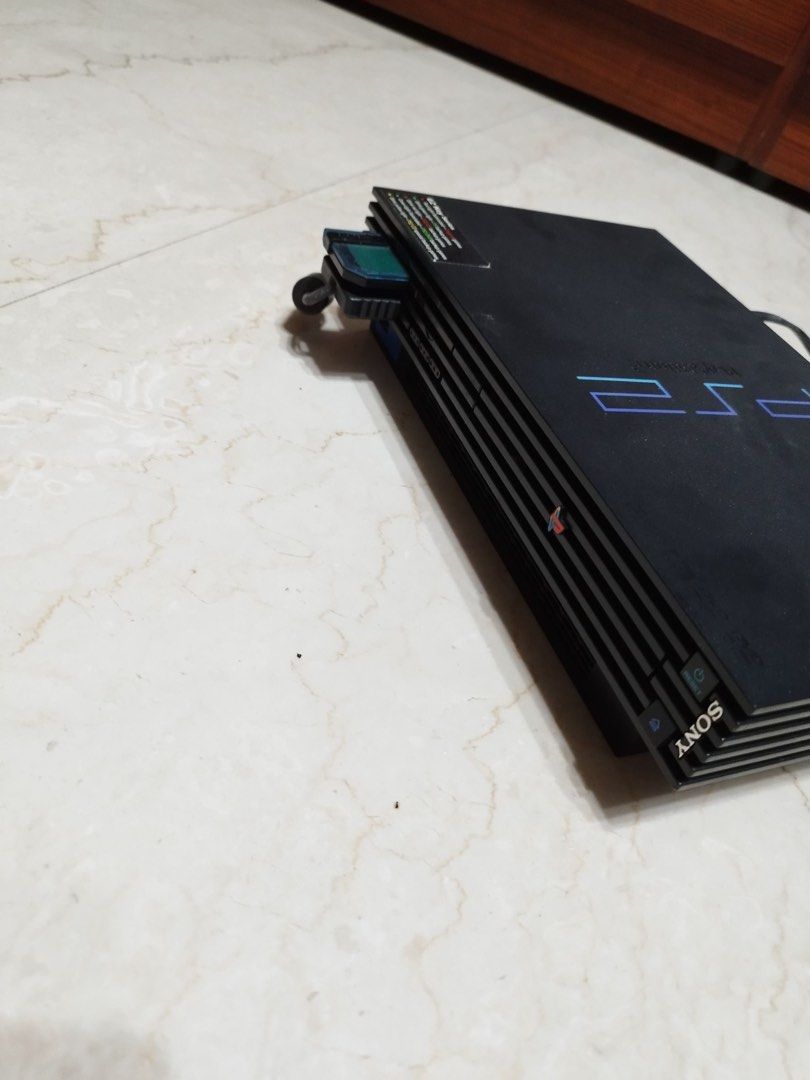 由 penguinwanafly (刊登 ID 1377668178，圖片 3) 提交，位於 台中市 (Taichung) 的 PS2電玩遊戲主機+兩個手把🎮零件機 (類別：其他電玩主機)，說明：可以開機但手把沒反應，光碟盒打不開，無遊戲片測試，不確定好壞，默認零件機，以上能接受才下單！！ 🔸下標即表示已詳閱商品描述並100%同意本賣場規則，商品售後恕不退、不換貨，下標前請與我討論溝通清楚，能接受才下單，請理性購物，賣家保有決定訂單成立與否權利！謝謝🙏。