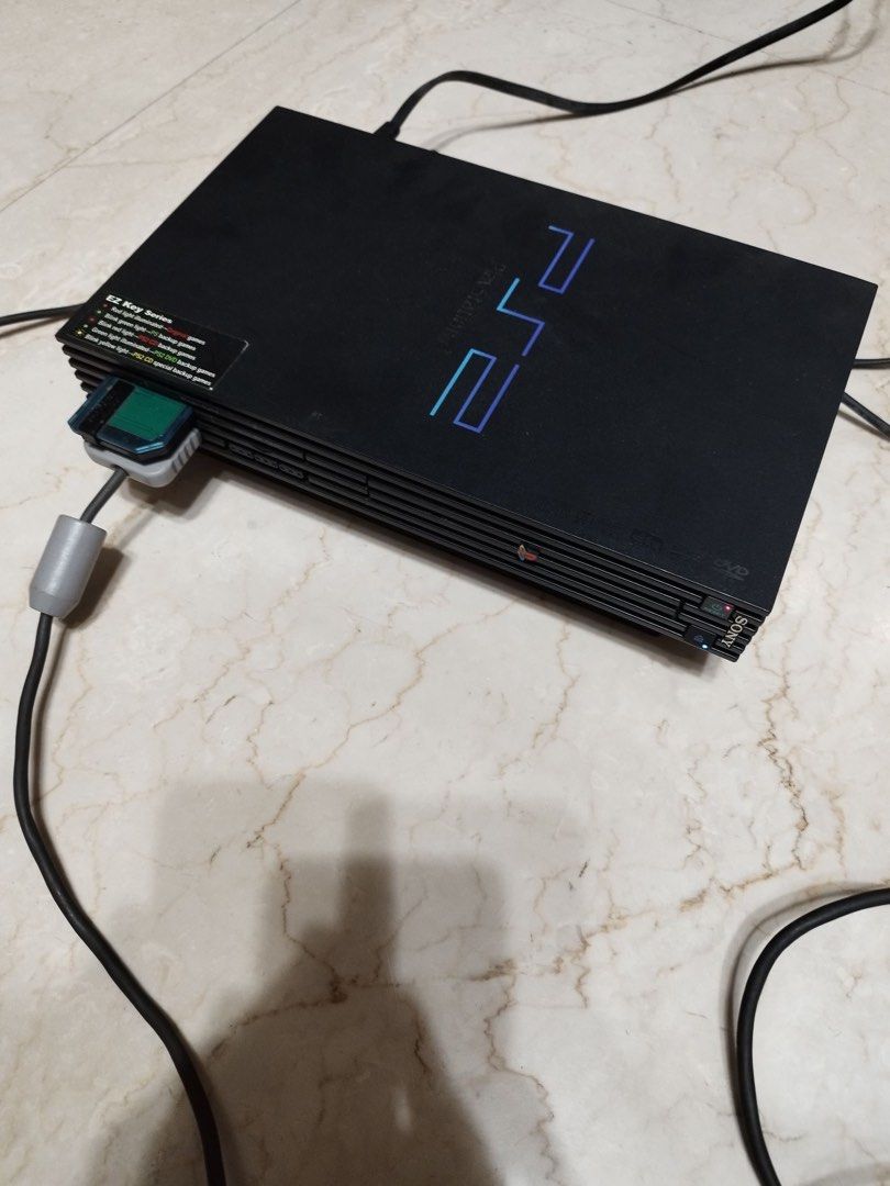 由 penguinwanafly (刊登 ID 1377668178，圖片 2) 提交，位於 台中市 (Taichung) 的 PS2電玩遊戲主機+兩個手把🎮零件機 (類別：其他電玩主機)，說明：可以開機但手把沒反應，光碟盒打不開，無遊戲片測試，不確定好壞，默認零件機，以上能接受才下單！！ 🔸下標即表示已詳閱商品描述並100%同意本賣場規則，商品售後恕不退、不換貨，下標前請與我討論溝通清楚，能接受才下單，請理性購物，賣家保有決定訂單成立與否權利！謝謝🙏。