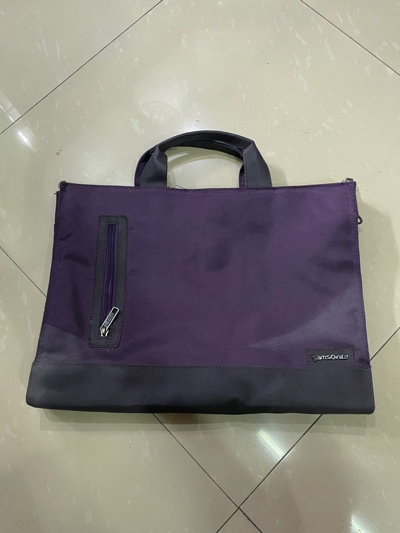 Samsonite laptop bag (Category: Laptop Bags & Sleeves) located in Rizal. Submitted by allenrion (Listing ID 1379537016, Image 1). Description: Preloved laptop bag Size: 15.5 x 11 inches Price: 500 pesos No sling.