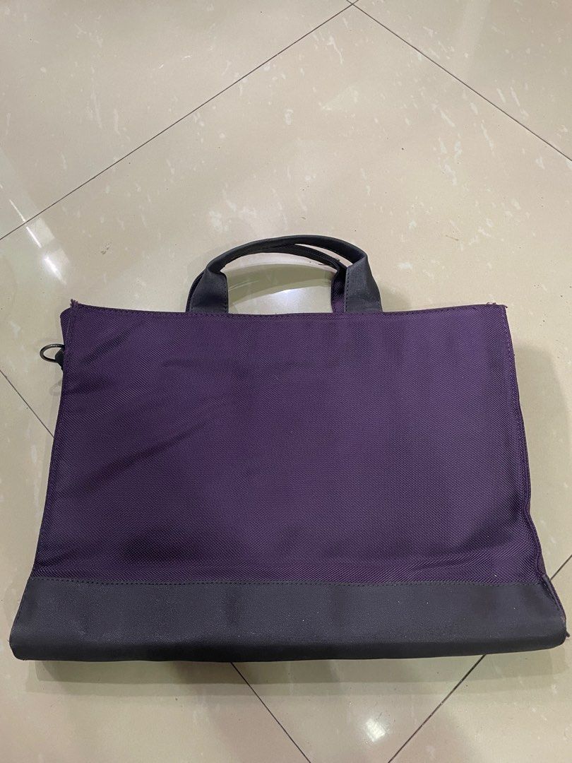 Samsonite laptop bag (Category: Laptop Bags & Sleeves) located in Rizal. Submitted by allenrion (Listing ID 1379537016, Image 2). Description: Preloved laptop bag Size: 15.5 x 11 inches Price: 500 pesos No sling.