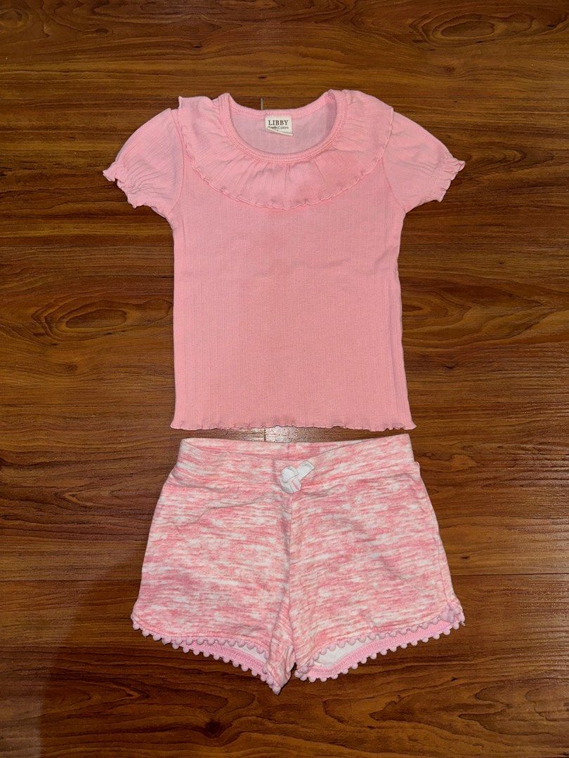 Setelan kaos & celana (Kategori: Baju Bayi) berada di Jakarta Barat. Dikirim oleh preloved_link (ID iklan 1379686658, Gambar 1). Deskripsi: Lebar dada: 23cm (bisa melar lagi ya) Untuk usia 12 bulan .