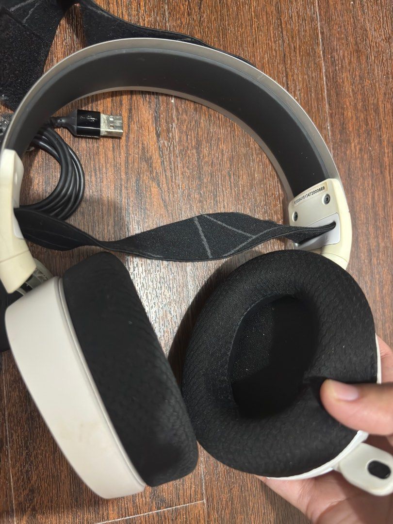 Orig Steelseries arctis 7 (Category: Headphones & Headsets) located in Calamba. Submitted by sunbeamy (Listing ID 1379693813, Image 2). Description: Has some yellowish part(common for white headsets) 3k+sf Negotiable.