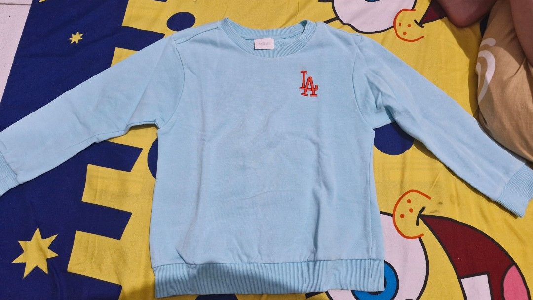 Sweater MLB couple (Kategori: 4 hingga 7 tahun) berada di Surabaya. Dikirim oleh prelvbycc (ID iklan 1379690162, Gambar 2). Deskripsi: sweater MLB tag 155 (13 tahun) & tag 110 (3-5thun) satuan boleh, TAPI diutamakan ambil 1 set ya.