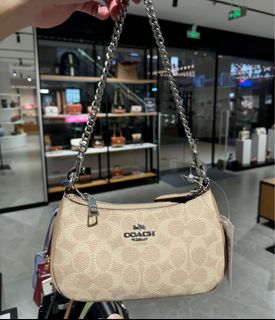 (Category: ) located in . Submitted by shinnywinnie.bag (Listing ID 1379580943, Image 1). Description: .