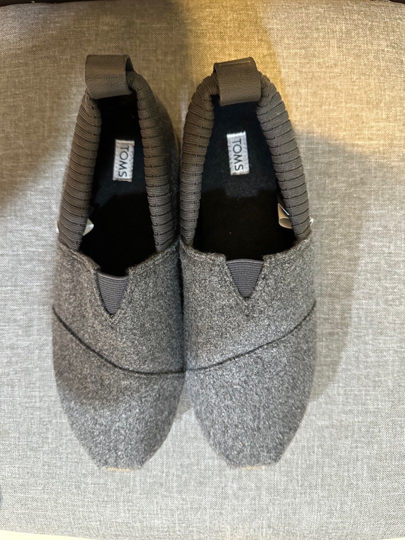 Tom’s Alpargata Resident (Category: Loafers) located in San Pedro. Submitted by Ellabells (Listing ID 1379665160, Image 2). Description: Tom’s Alpargata Resident Shade Two Tone Felt Original No box US 6 Only used once. Price is negotiable. PM is the key. RFS: Hindi na nagagamit. Shipping Fee is shouldered by the buyer.