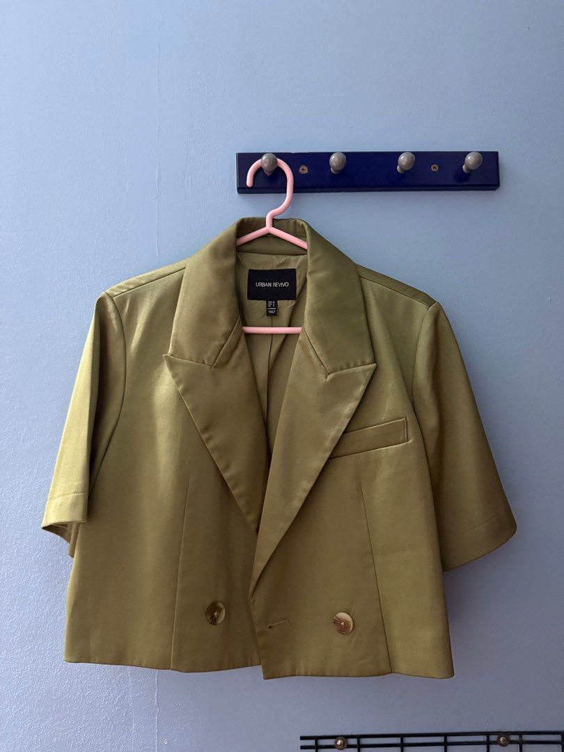 Urban Revivo Cropped Blazer - Olive Green - Size XS (Category: Coats, Jackets and Outerwear) located in Singapore. Submitted by verseluft_de (Listing ID 1379691021, Image 1). Description: Satin Crop Top Blazer Only wore it once .