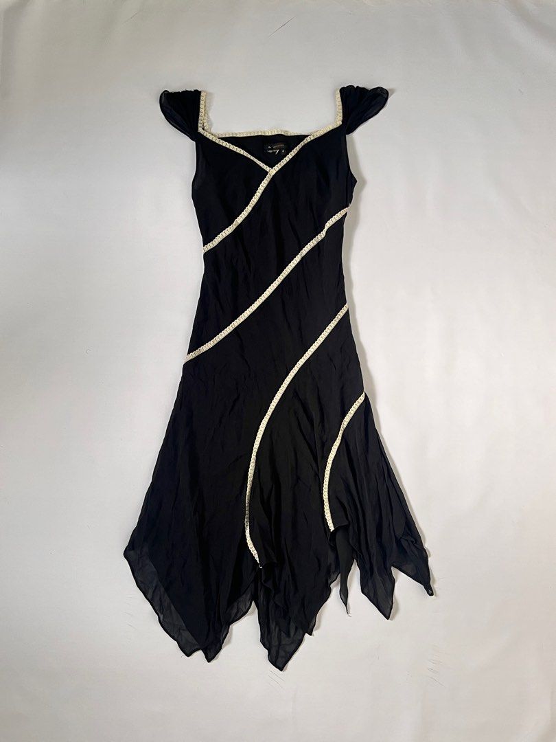 vintage bcbg maxazria 100% silk whimsical asymmetrical dress/ xs-s L39 B16 (Category: Dresses) located in Limay. Submitted by budolfindsrawrawr (Listing ID 1379702474, Image 1). Description: vintage bcbg maxazria 100% silk whimsical asymmetrical dress/ xs-s L39 B16.