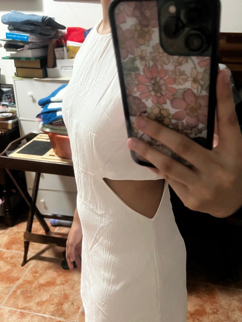 White linen dress (Category: Dresses) located in Manila. Submitted by _fromrani (Listing ID 1379613940, Image 3). Description: - used once only, no flaws!!! - open sa waist part - has underlining so its not see thru - above the knee length - tag says L but best fits Small - vv pretty once worn .