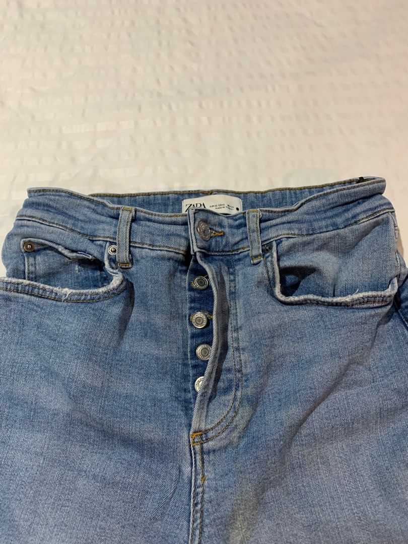 ZARA Button Fly Denim Jeans (Category: Jeans) located in San Pedro. Submitted by xtriz (Listing ID 1379595432, Image 1). Description: EUR36 USA6 MEX28 Has stain seen on pics FIRST OWNER |NOT THRIFTED .
