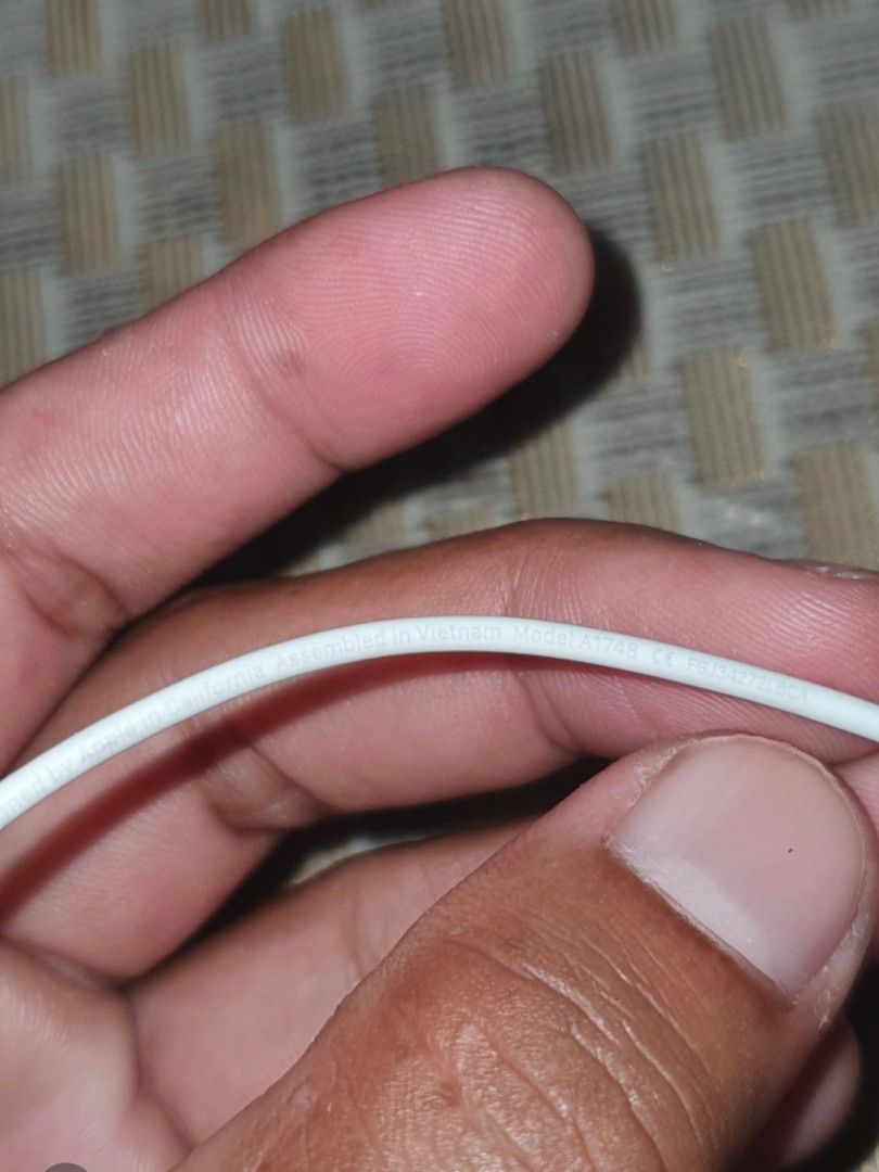 Apple Earpods Lightning (Original) (Category: Earphones) located in Manila. Submitted by mobilelegendsmythic (Listing ID 1384062983, Image 2). Description: Original came from unit sayo na po pag fake with serial good as new maputi and malinis pa pwede meet up if malapit open for shipping taytay rizal location.