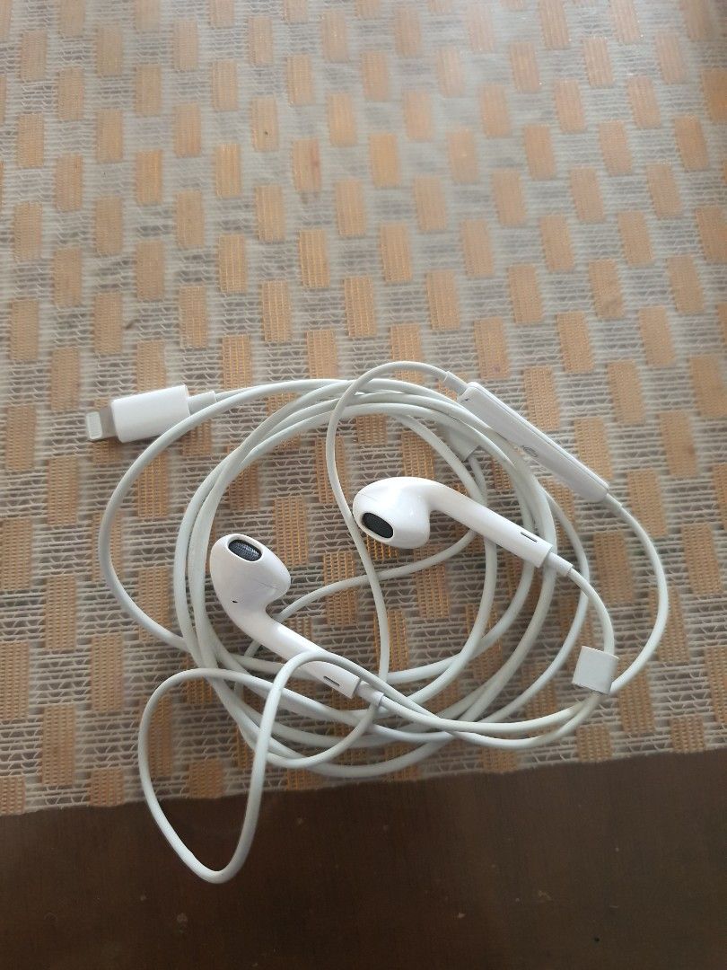 Apple Earpods Lightning (Original) (Category: Earphones) located in Manila. Submitted by mobilelegendsmythic (Listing ID 1384062983, Image 1). Description: Original came from unit sayo na po pag fake with serial good as new maputi and malinis pa pwede meet up if malapit open for shipping taytay rizal location.