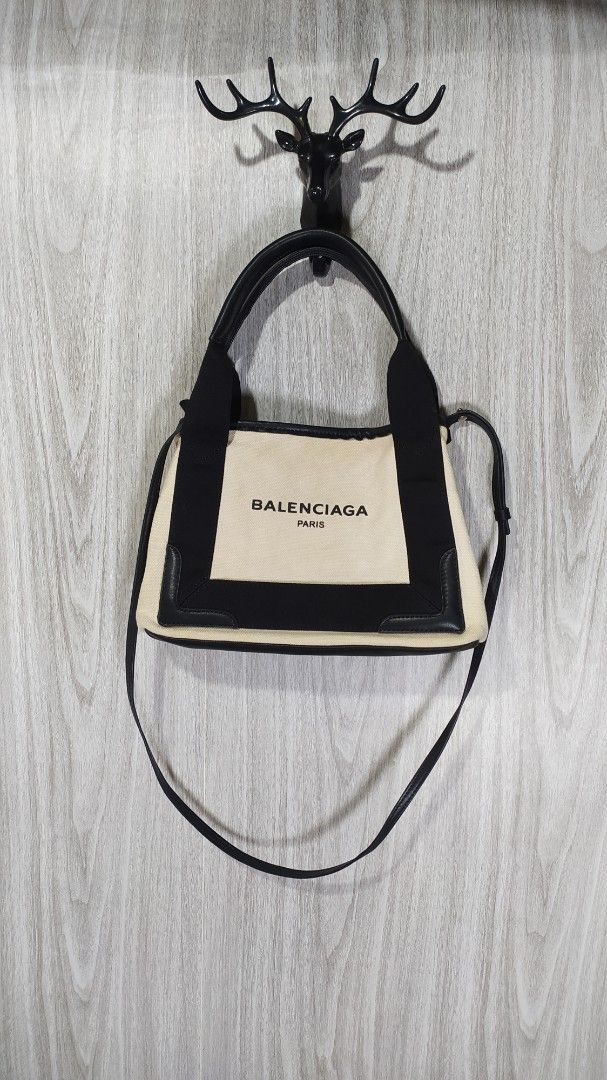 Balenciaga Hand Bag Black White (Category: Luxury Bags & Wallets) located in Naga. Submitted by sspin. (Listing ID 1384188014, Image 1). Description: Balenciaga Hand Bag Black White ✅Color Rate: 9.5/10 ✅No Issue ✅Need Wash ✅Location: Bicol Naga City, Camarines Sur ✅Courier: J&T Express/Flash Express ✅MOP: Gcash only.