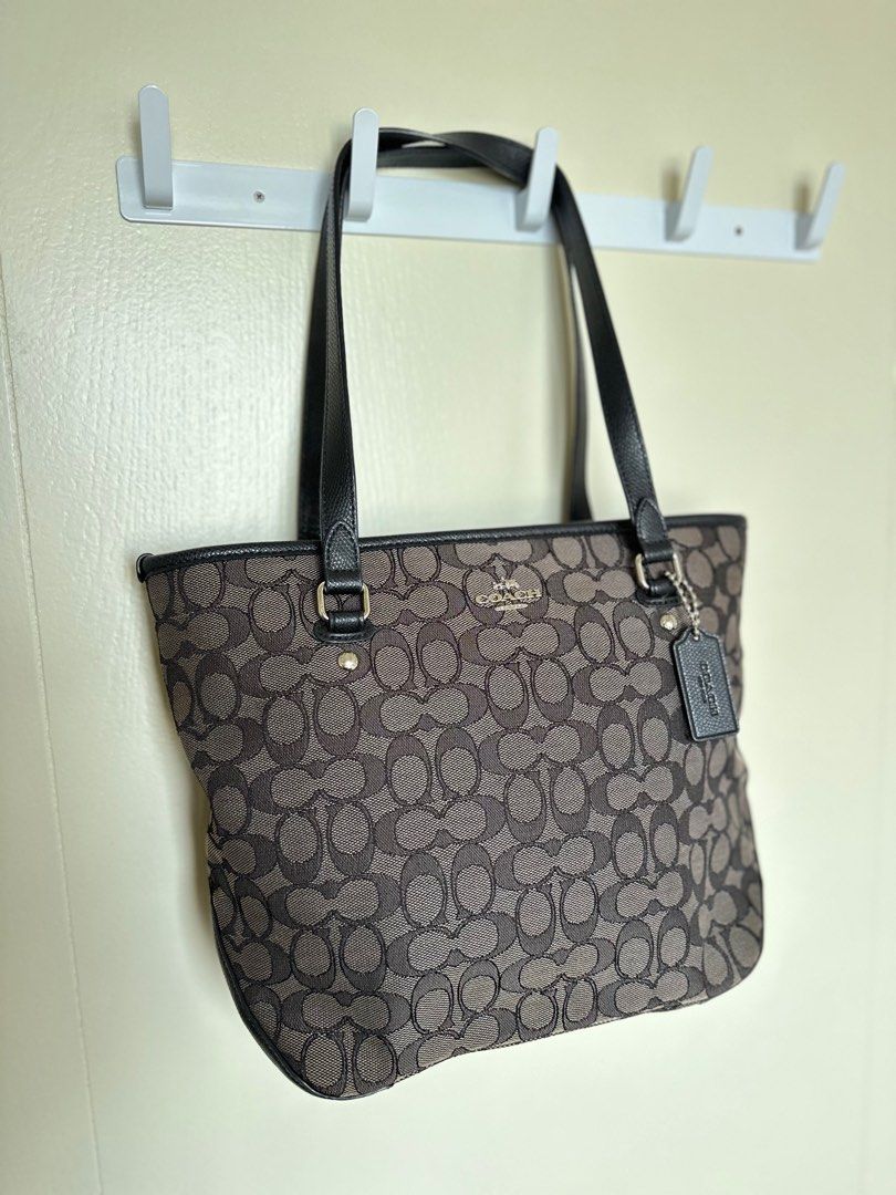Beautifully Classic Coach Shoulder Bag (Category: Luxury Bags & Wallets) located in Quezon City. Submitted by gintofinds (Listing ID 1384107087, Image 1). Description: Authentic Preloved Coach Bag 📦 Comes with paper bag ✨ Condition: 9/10 📸 Dimensions & any minor flaws are shown in the photos (please expect minimal signs of use) 💳 No reservation without down payment 💰 No COD/COP — payment first before pick-up 🔄 No return, no exchange 📍 No me