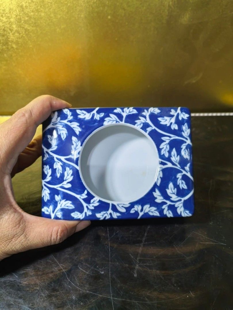 Blue and white Pocket Tissue Box (Category: Towels, Napkins & Holders) located in Cebu City. Submitted by dudes_villanueva (Listing ID 1384184230, Image 2). Description: Pocket Tissue Box - Blue and White Ceramic 📌In Excellent Condition 📌Nice unique addition to blue and white ceramic collectors. L4.75xW3.5xH1.25 inches.