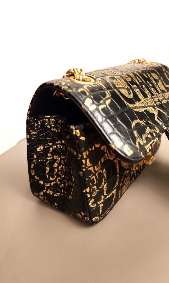 chanel cf flap bag 黑金 埃及系 2.55 20cm （分類：手袋及銀包）位於 Hong Kong。 由 bbkei1216 提交（商品編號 1384042888，圖片 3）。簡介： chanel 2.55 20cm 95%新 牛皮（壓紋鱷魚皮） 黑金埃及系列塗鴉 卡＆塵袋 正品可驗 本人信譽良好。