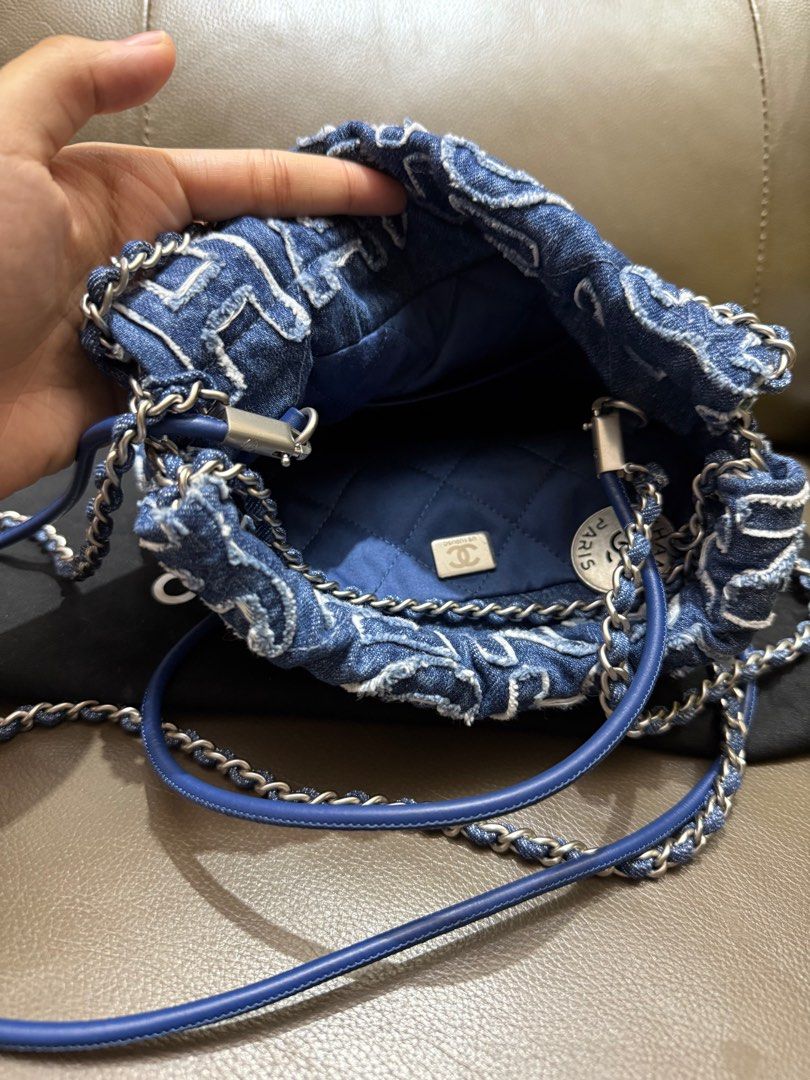 正貨平放Chanel 22Bag mini牛仔 （分類：手袋及銀包）位於 Hong Kong。 由 flyflyltt 提交（商品編號 1384057163，圖片 2）。簡介： 原價$38900 2025年7月單，購自香港海港城店 99%新，冇花冇爛！ Full set，有正單，有盒、有塵袋、紙袋 仲有五年專門電子護照保養❗️ 只收FPS or Cash。