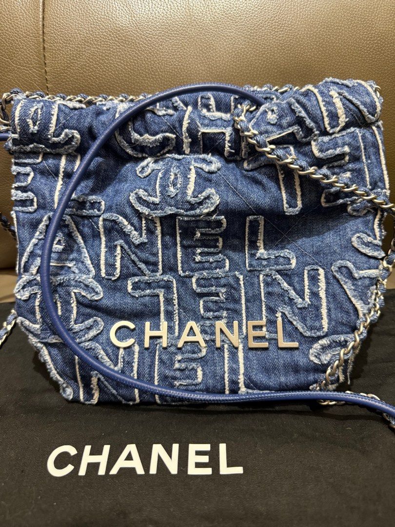 正貨平放Chanel 22Bag mini牛仔 （分類：手袋及銀包）位於 Hong Kong。 由 flyflyltt 提交（商品編號 1384057163，圖片 1）。簡介： 原價$38900 2025年7月單，購自香港海港城店 99%新，冇花冇爛！ Full set，有正單，有盒、有塵袋、紙袋 仲有五年專門電子護照保養❗️ 只收FPS or Cash。
