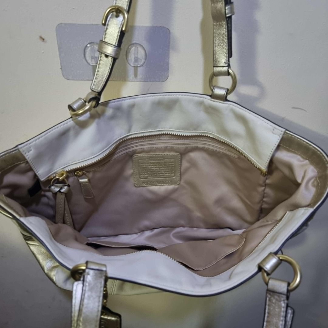 Coach Bag (Category: Luxury Bags & Wallets) located in Subic. Submitted by winlar (Listing ID 1384081498, Image 3). Description: Guaranteed Authentic Pre loved Tote bag Clean inside with creed Zipper is working .