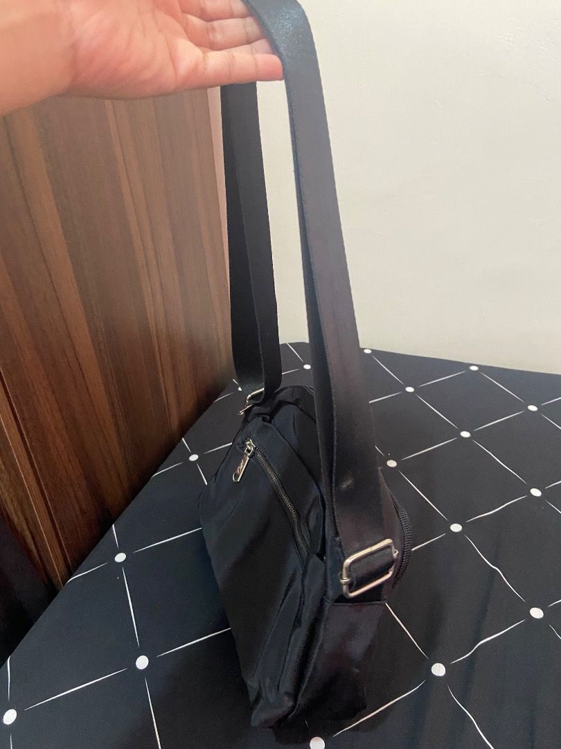 Cosé Cross-body Bag (Category: Cross-body Bags) located in Mandaluyong City. Submitted by kimxxixx (Listing ID 1384090742, Image 3). Description: Needs washing but in great condition. .
