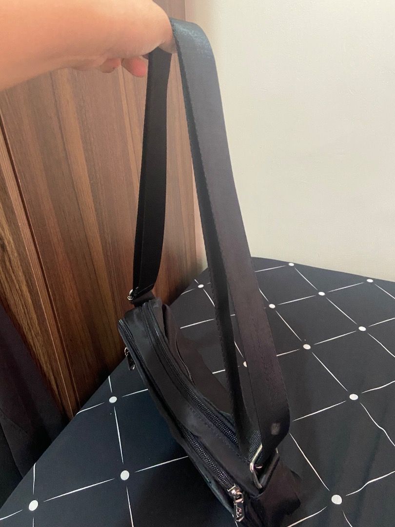Cosé Cross-body Bag (Category: Cross-body Bags) located in Mandaluyong City. Submitted by kimxxixx (Listing ID 1384090742, Image 2). Description: Needs washing but in great condition. .