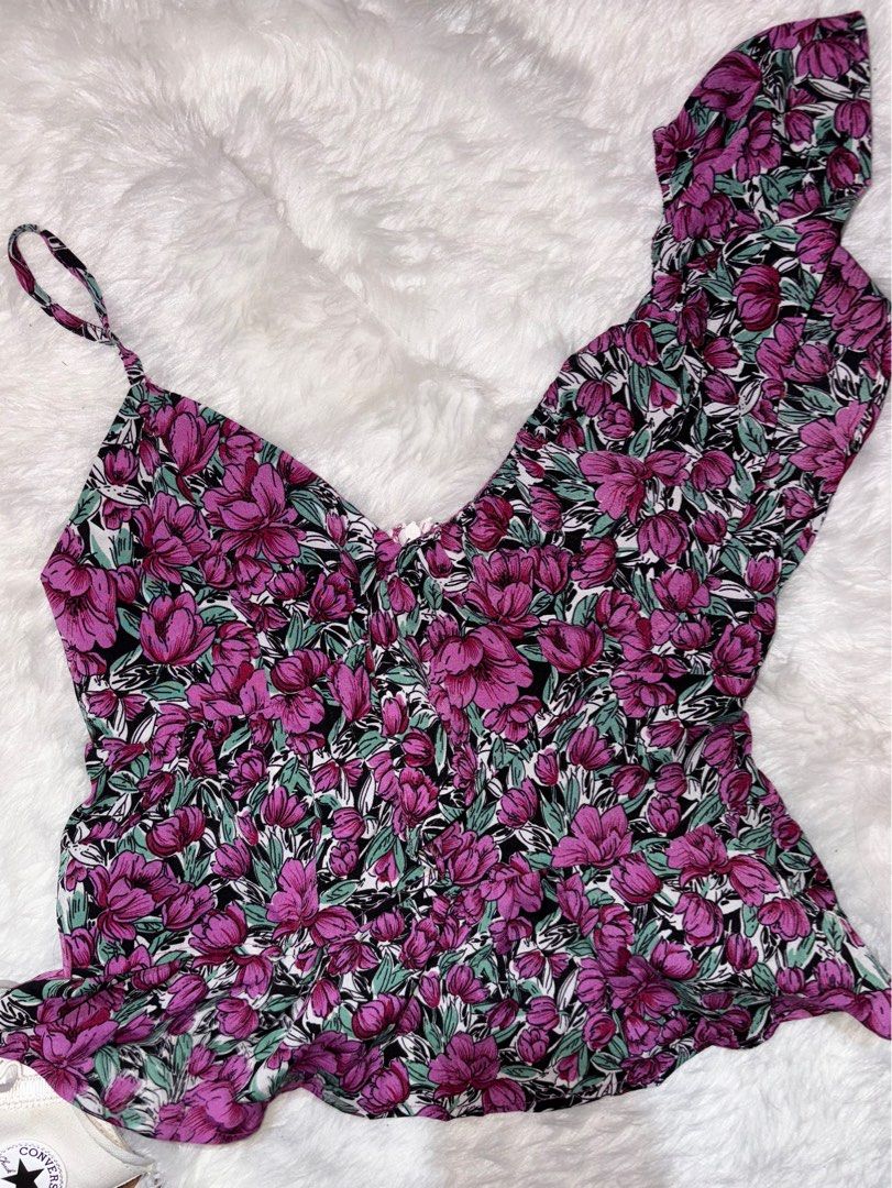 Floral top (Category: Shirts) located in Marikina City. Submitted by declutterringggg (Listing ID 1384221512, Image 1). Description: Super gandaaaa Zipper sa likod.