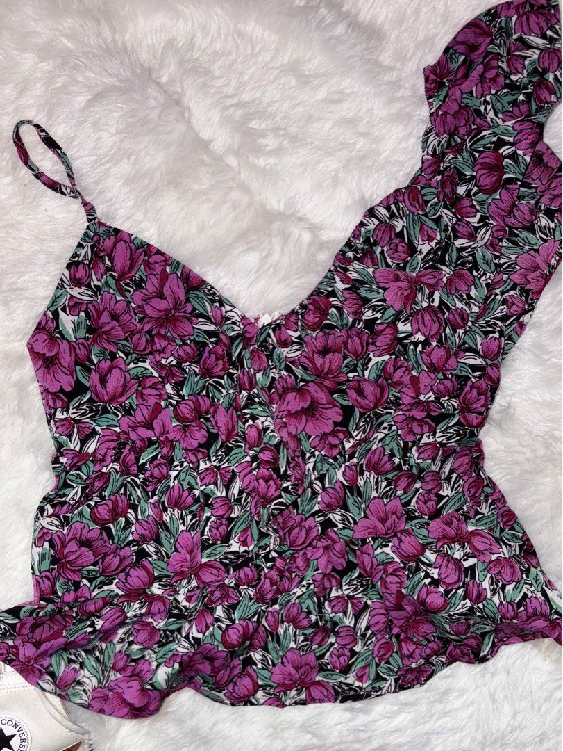 Floral top (Category: Shirts) located in Marikina City. Submitted by declutterringggg (Listing ID 1384221512, Image 2). Description: Super gandaaaa Zipper sa likod.