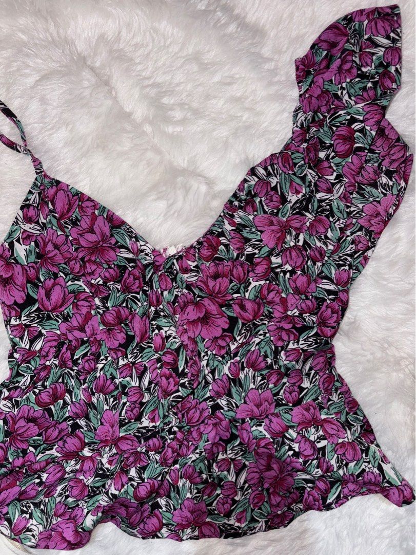 Floral top (Category: Shirts) located in Marikina City. Submitted by declutterringggg (Listing ID 1384221512, Image 3). Description: Super gandaaaa Zipper sa likod.