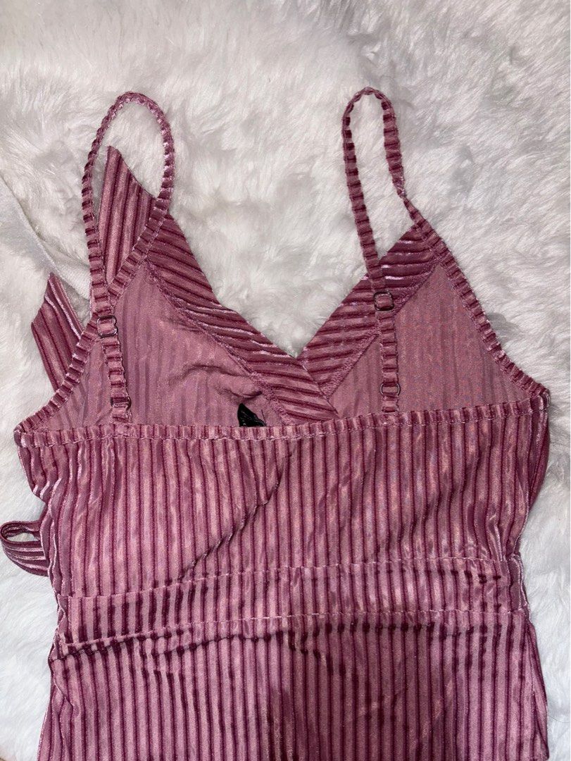 Forever 21 top (Category: Sleeveless) located in Marikina City. Submitted by declutterringggg (Listing ID 1384214340, Image 3). Description: Super comfy and sexy.