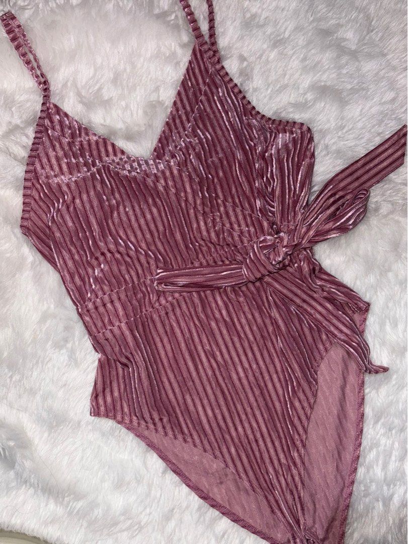 Forever 21 top (Category: Sleeveless) located in Marikina City. Submitted by declutterringggg (Listing ID 1384214340, Image 2). Description: Super comfy and sexy.