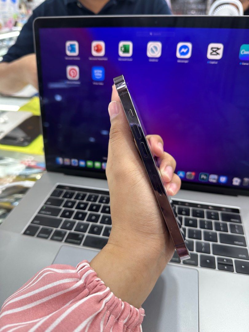 iPhone 14 Pro 256GB Factory Unlock No Issue Secondhand (Category: iPhone 14 Series) located in Pasig City. Submitted by FarAndRayShop (Listing ID 1384163667, Image 3). Description: OPEN FOR SWAP/SELLING/BUYING (RFS: Buy and Sell) Price: 32,499 iPhone 14 Pro 256GB •Factory Unlock •NO HIDDEN ISSUES •TEST TO SAWA •Authentic Phone Physical store in Greenhills Shopping Center XC-07 Stall Number Look For Rayray Or Anika NO CASH INSTALLMENT We are open 