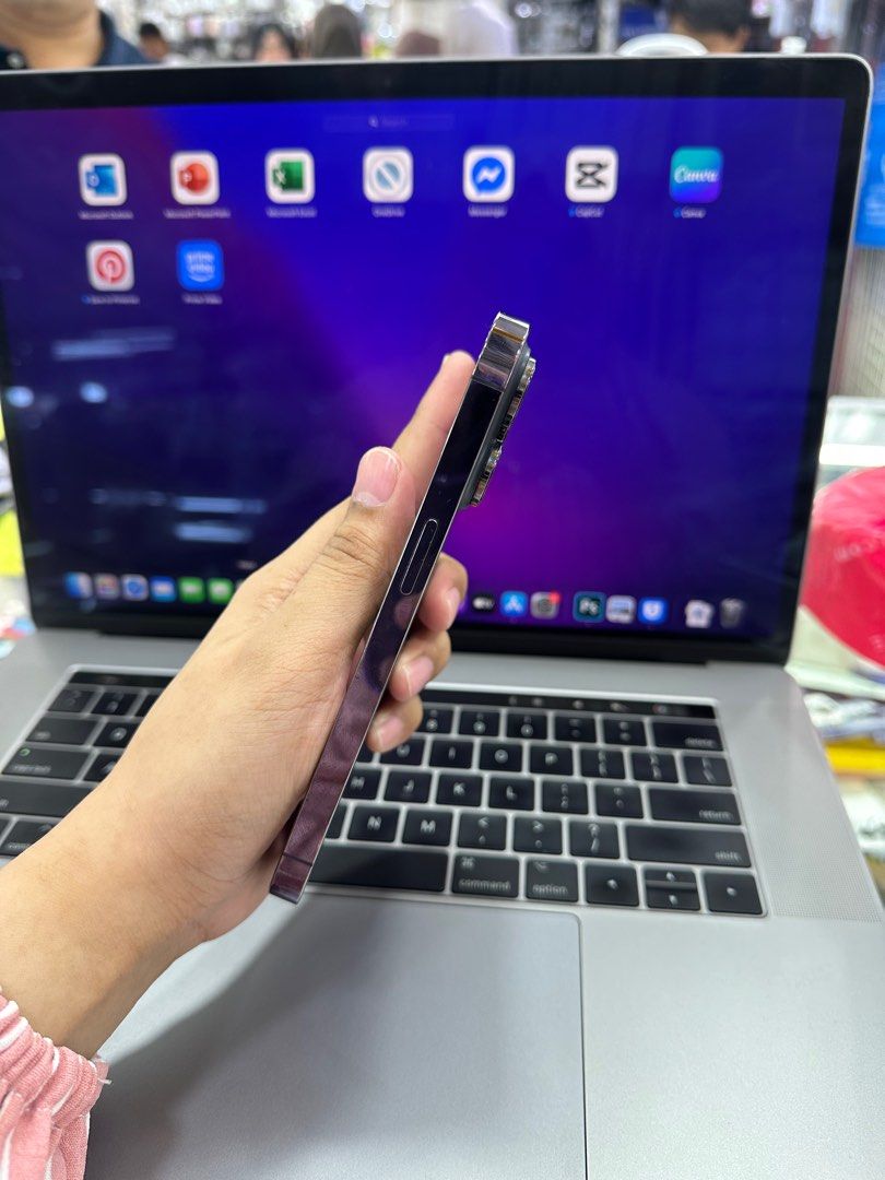 iPhone 14 Pro 256GB Factory Unlock No Issue Secondhand (Category: iPhone 14 Series) located in Pasig City. Submitted by FarAndRayShop (Listing ID 1384163667, Image 2). Description: OPEN FOR SWAP/SELLING/BUYING (RFS: Buy and Sell) Price: 32,499 iPhone 14 Pro 256GB •Factory Unlock •NO HIDDEN ISSUES •TEST TO SAWA •Authentic Phone Physical store in Greenhills Shopping Center XC-07 Stall Number Look For Rayray Or Anika NO CASH INSTALLMENT We are open 