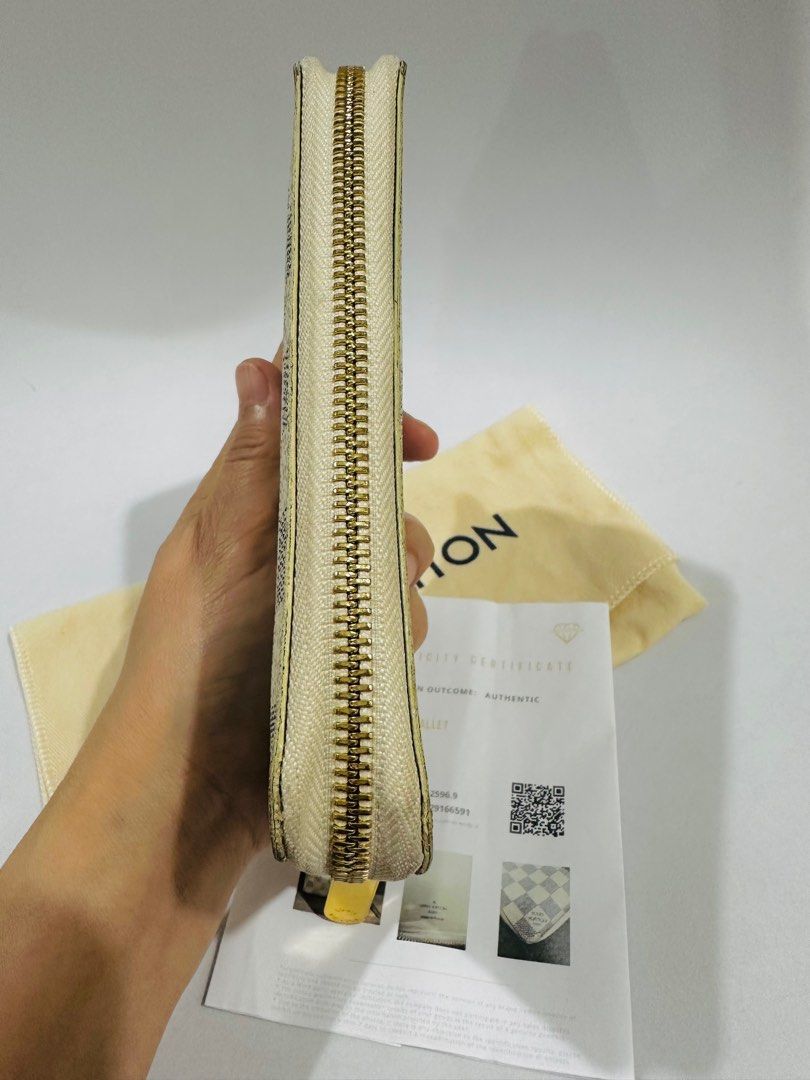 LV med wallet (Category: Luxury Bags & Wallets) located in Las Pinas. Submitted by celiae (Listing ID 1384074980, Image 3). Description: LV medium Wallet.