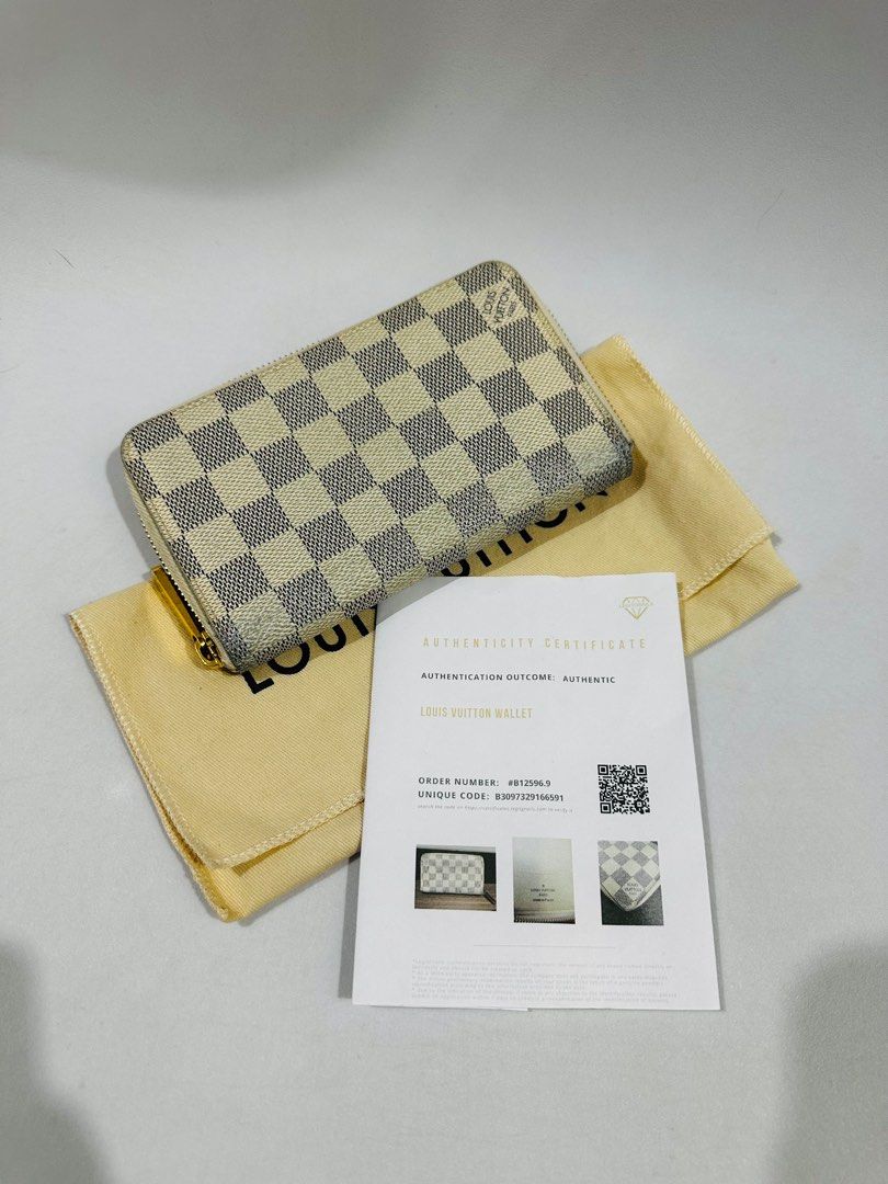 LV med wallet (Category: Luxury Bags & Wallets) located in Las Pinas. Submitted by celiae (Listing ID 1384074980, Image 1). Description: LV medium Wallet.