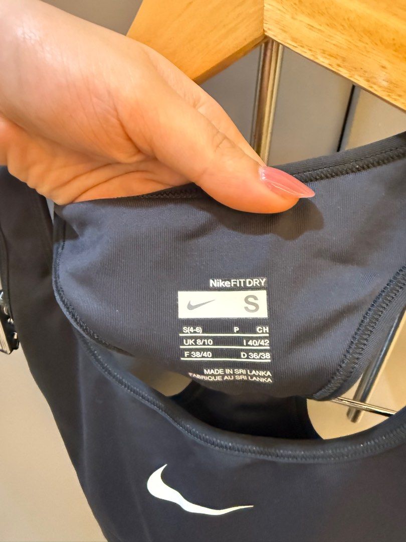 Nike black sports bra (Category: Activewear) located in Las Pinas. Submitted by ckln_ (Listing ID 1384131660, Image 2). Description: No pads but pad slots .
