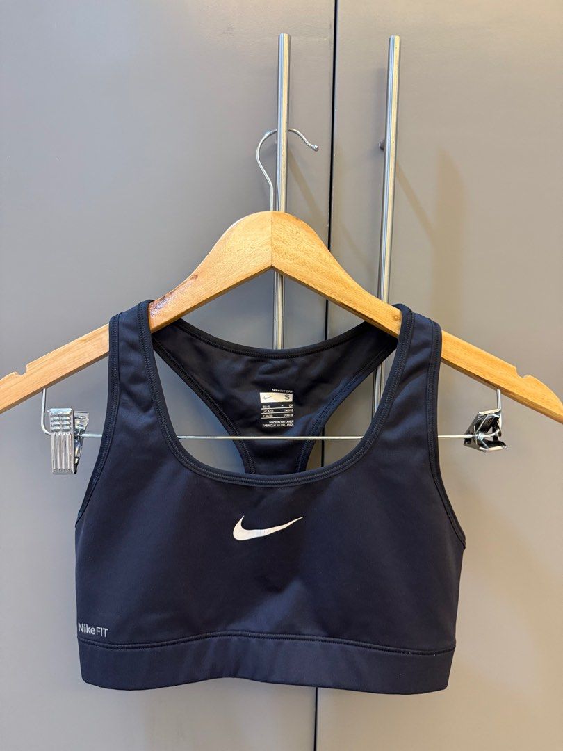 Nike black sports bra (Category: Activewear) located in Las Pinas. Submitted by ckln_ (Listing ID 1384131660, Image 1). Description: No pads but pad slots .