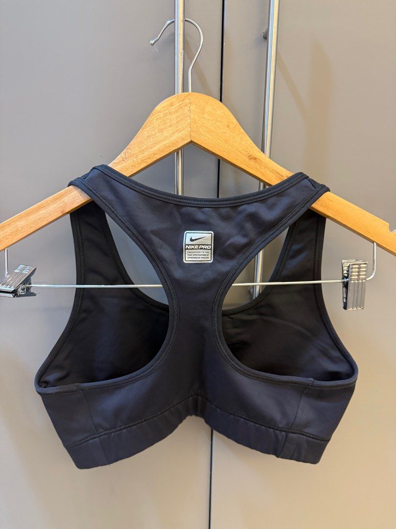Nike black sports bra (Category: Activewear) located in Las Pinas. Submitted by ckln_ (Listing ID 1384131660, Image 3). Description: No pads but pad slots .