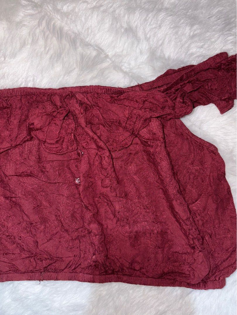 Offshoulder croptop (Category: Others Tops) located in Marikina City. Submitted by declutterringggg (Listing ID 1384220946, Image 2). Description: Super comfortable and cotton Rose floral yung design and cute Lakas ng awra sa red 🥹.