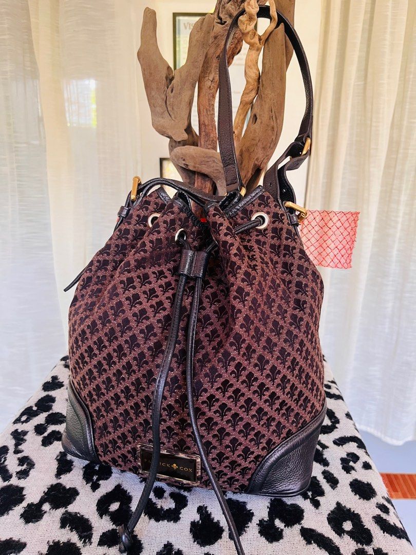 Patrick cox bucket shoulder bag (Category: Luxury Bags & Wallets) located in Ballesteros. Submitted by sat_b3 (Listing ID 1384054058, Image 3). Description: Very good condition Minimal signs of usage only No flaws No rubs No cracks sa leather Medium size Good pang daily use..adjustable strap pero hindi sya pwedeng crossbody...