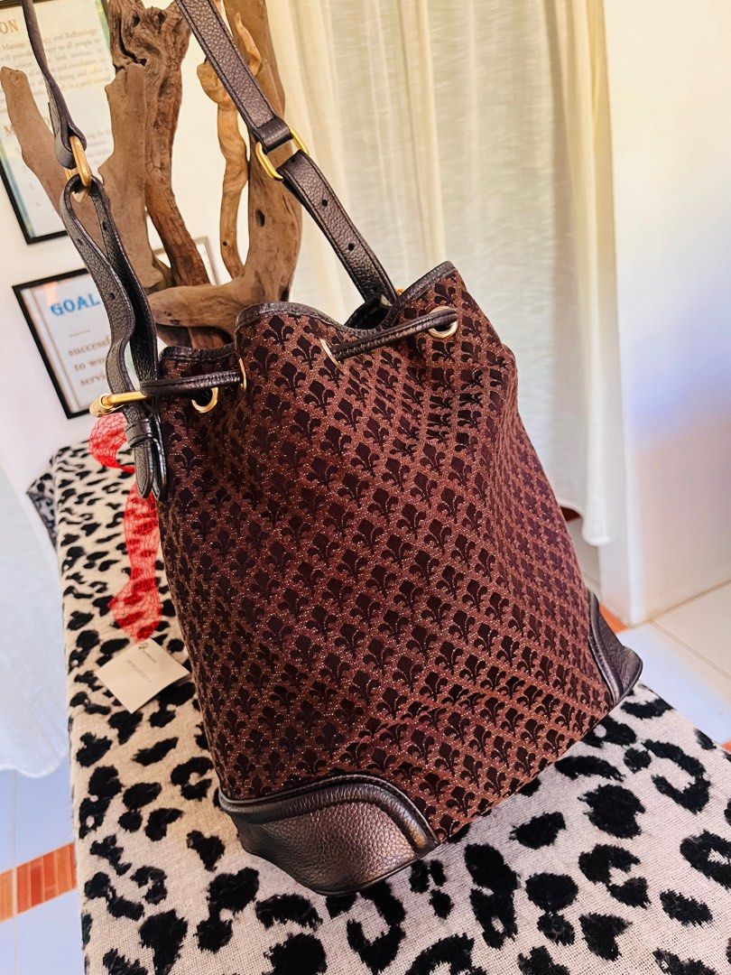 Patrick cox bucket shoulder bag (Category: Luxury Bags & Wallets) located in Ballesteros. Submitted by sat_b3 (Listing ID 1384054058, Image 2). Description: Very good condition Minimal signs of usage only No flaws No rubs No cracks sa leather Medium size Good pang daily use..adjustable strap pero hindi sya pwedeng crossbody...