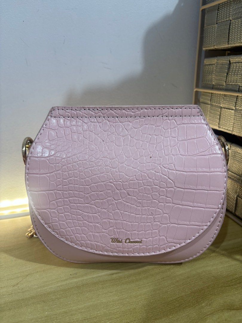 Pink Small Bag (Category: Clutches) located in Pasig City. Submitted by petite_declutter (Listing ID 1384226725, Image 2). Description: Rfs: Not using small bags anymore .